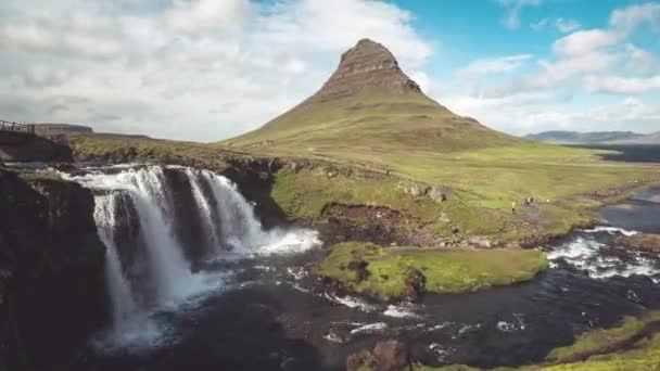 Időeltolódás felvételek Kirkjufell hegyi táj Izlandon nyáron. — Stock videók