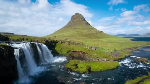 Időeltolódás felvételek Kirkjufell hegyi táj Izlandon nyáron. — Stock videók