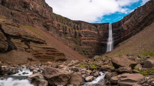 Imagens de lapso de tempo da bela cachoeira Hengifoss no leste da Islândia. — Vídeo de Stock