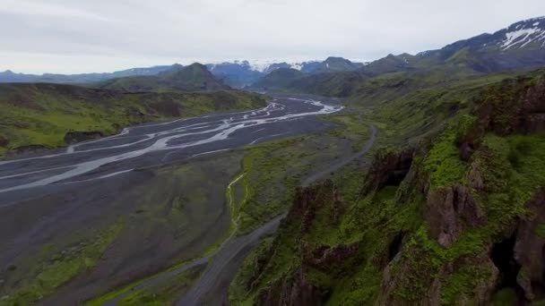 Het landschap van Thorsmork in het hoogland van IJsland vanuit drone luchtfoto. — Stockvideo