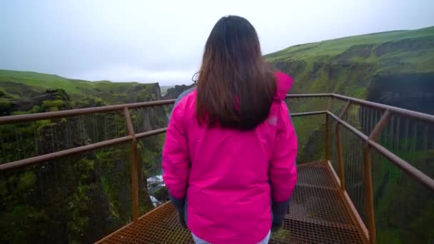 アイスランドのFjadrgljufurに女性旅行者. — ストック動画