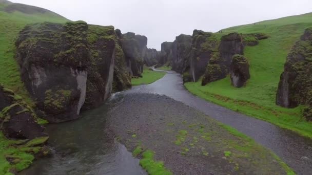 Einzigartige Landschaft von Fjadrargljufur in Island. — Stockvideo