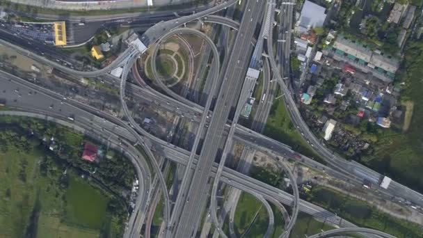 Vista aérea de la carretera Intercambio de carreteras con tráfico urbano ocupado exceso de velocidad en la carretera — Vídeos de Stock