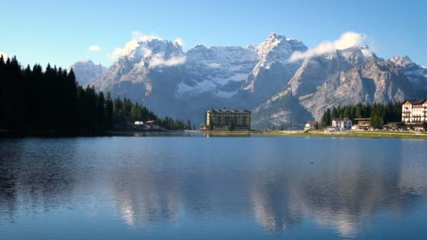 Jezioro Misurina z Dolomitami Góry we Włoszech — Wideo stockowe