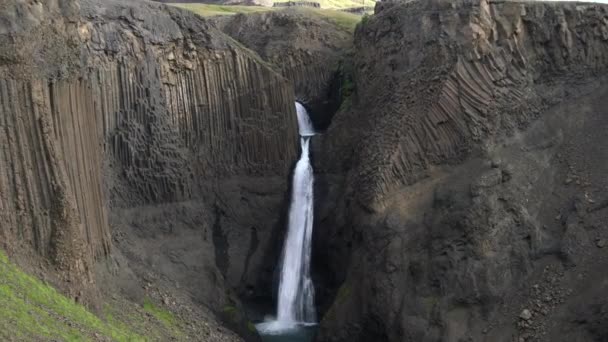 Magnífica cachoeira Litlanesfoss na Islândia. — Vídeo de Stock