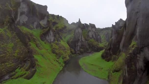Unikt landskap i Fjadrargljufur på Island. — Stockvideo