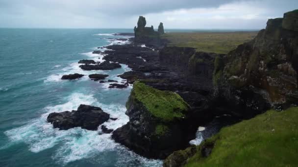 Londrangar im Snaefellsnes Nationalpark, Island. — Stockvideo