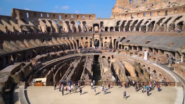Turista dentro de Roma Coliseu Itália — Vídeo de Stock