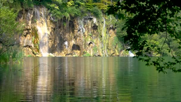 Hırvatistan 'ın Plitvice Göllerinde Şelale. — Stok video