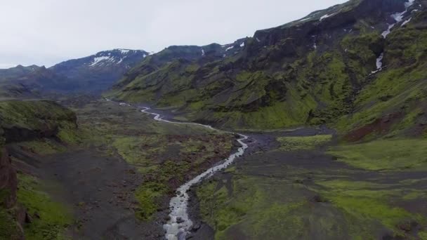 Il paesaggio di Thorsmork nell'altopiano dell'Islanda dalla vista aerea del drone. — Video Stock