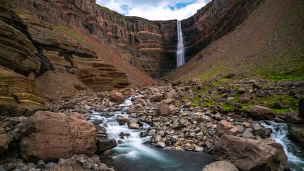 Zeitraffer-Aufnahmen vom schönen Hengifoss-Wasserfall im Osten Islands. — Stockvideo