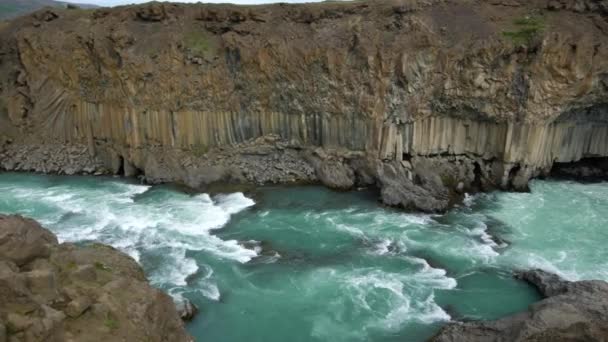 冰岛北部的Aldeyjarfoss瀑布. — 图库视频影像