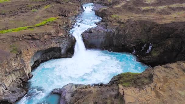 Drohnen-Luftaufnahme des Aldeyjarfoss-Wasserfalls in Nordisland. — Stockvideo