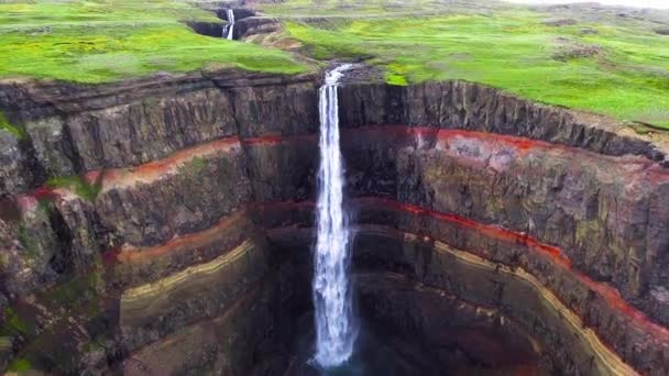 Drone images aériennes de la cascade de l'Aldeyjarfoss en Islande du Nord. — Video