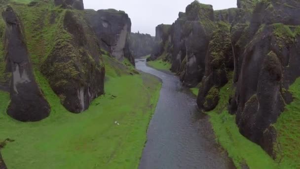 Unikt landskap i Fjadrargljufur på Island. — Stockvideo