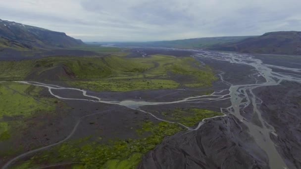 Het landschap van Thorsmork in het hoogland van IJsland vanuit drone luchtfoto. — Stockvideo