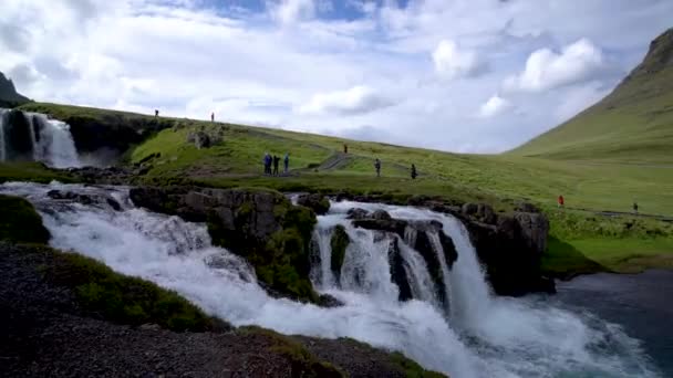 Kirkjufell Berglandschaft in Island Sommer. — Stockvideo