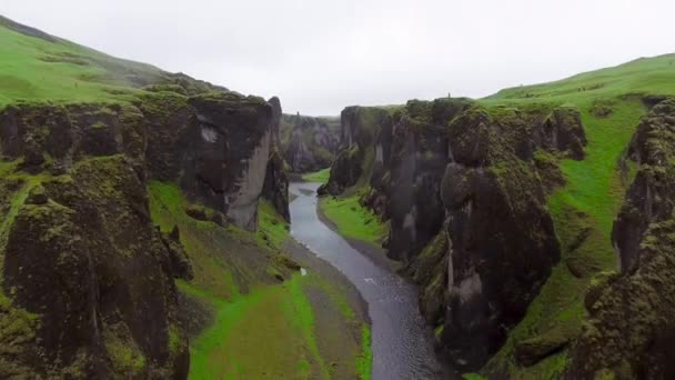 Einzigartige Landschaft von Fjadrargljufur in Island. — Stockvideo