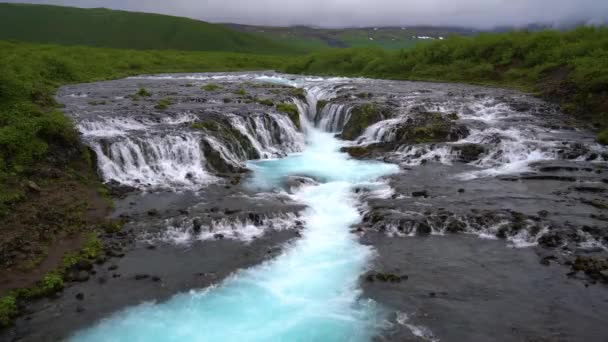 Bruarfoss vízesés Brekkuskogur, Izland. — Stock videók