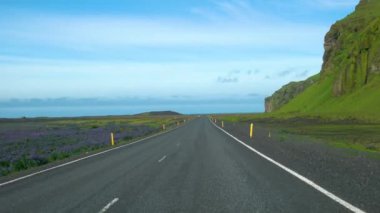 Güney İzlanda kırsal yol boyunca araba sürücüsü POV FPV.