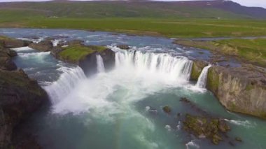 Kuzey İzlanda 'daki Godafoss şelalesinin insansız hava aracı görüntüleri..