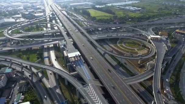 Luftaufnahme des Autobahnkreuzes mit viel Verkehr auf der Straße — Stockvideo