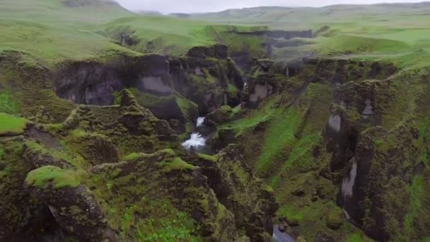 İzlanda 'daki eşsiz Fjadrargljufur manzarası. — Stok video
