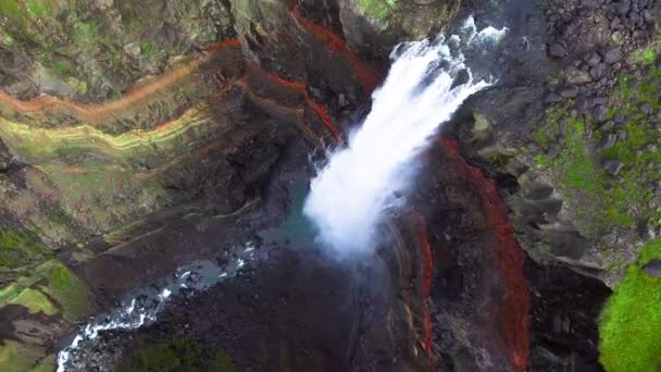 Беспилотные съемки водопада Альдейярфосс в Северной Исландии. — стоковое видео