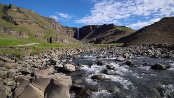 Hermosa cascada Hengifoss en el este de Islandia. — Vídeo de stock