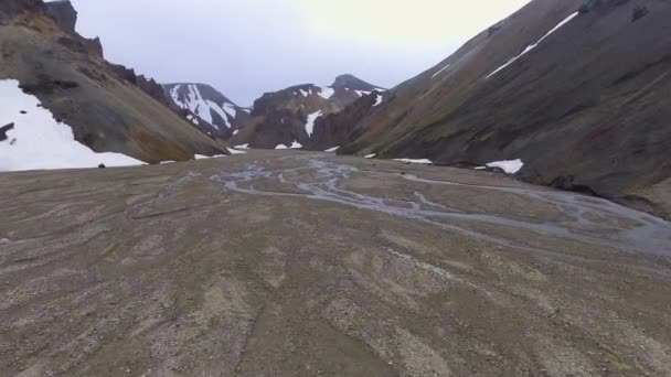 Drone luchtbeelden van Landmannalaugar landschap in IJsland Hooglanden. — Stockvideo