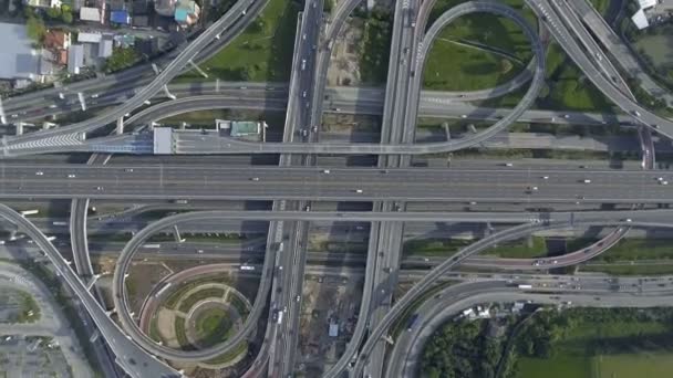 Luftaufnahme des Autobahnkreuzes mit viel Verkehr auf der Straße — Stockvideo