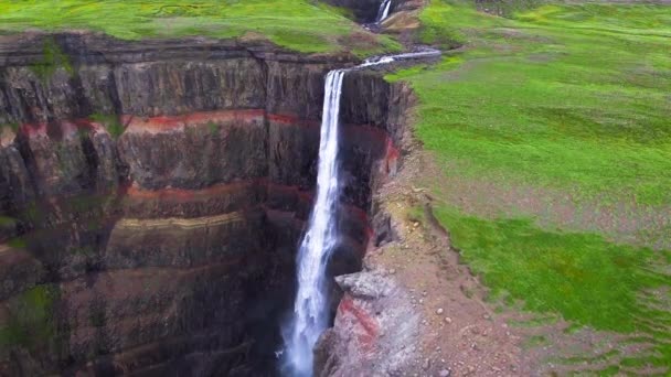 Imágenes aéreas de aviones no tripulados de la cascada de Aldeyjarfoss en Islandia del Norte. — Vídeo de stock