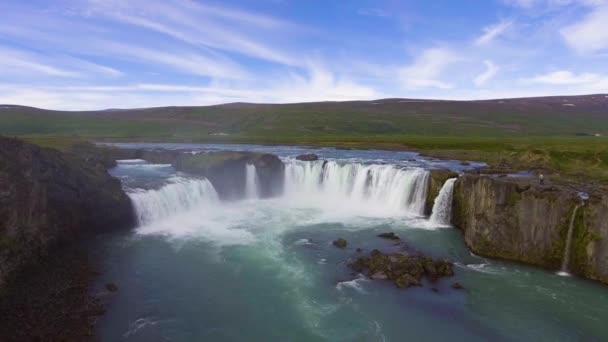 Kuzey İzlanda 'daki Godafoss şelalesinin insansız hava aracı görüntüleri.. — Stok video