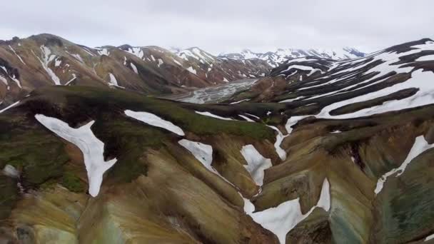 Drönare flygbilder av Landmannalaugar landskap på Island Highlands. — Stockvideo