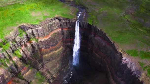 Imagens aéreas de drones da Cachoeira Aldeyjarfoss na Islândia do Norte . — Vídeo de Stock