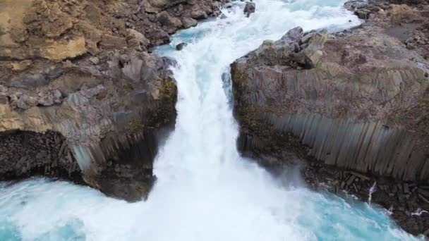 Vue aérienne par drone de la cascade de l'Aldeyjarfoss en Islande du Nord.
