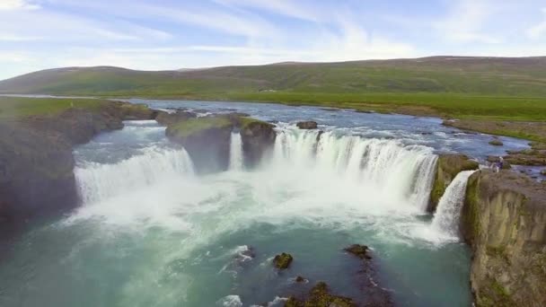 Drón légi felvétel a Godafoss vízesésről Észak-Izlandon. — Stock videók