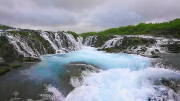Drone vue aérienne de la cascade de Bruarfoss à Brekkuskogur, Islande.