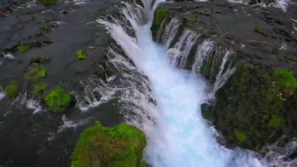 Drone antenn utsikt över Bruarfoss vattenfall i Brekkuskogur, Island. — Stockvideo