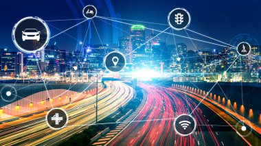 Gelecekteki araba trafiği için akıllı ulaşım teknolojisi kavramı. Sanal akıllı sistem, şehir sokaklarındaki araç verilerini birbirine bağlamak için dijital bilgi analizi yapıyor. Gelecekteki yenilik .