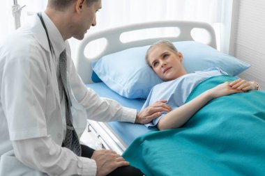 Profesyonel üniformalı doktor hastanedeki ya da klinikteki hastayı muayene ediyor. Sağlık, sağlık ve doktor hizmetleri konsepti.