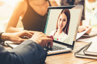 Sanal işyerinde ya da ücra bir ofiste buluşan iş adamları. Profesyonel iş dünyasındaki iş arkadaşınla iletişim kurmak için akıllı video teknolojisi kullanan telekonferans görüşmesi..