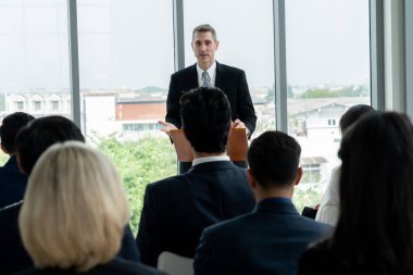 Bir grup iş adamı seminer konferansında toplanıyor. Seyirciler, çalışanların eğitim seanslarındaki eğitmenleri dinliyor. Uzman konuşmacı ile ofis çalışanları toplantısı .