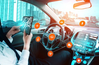 Otomatik kontrol sistemi için fütüristik gösterge paneli olan sürücüsüz bir araba. İnsan sürücüsü olmadan araba sürmek için yapay zeka sensörü kullanan kokpit HUD teknolojisi. .