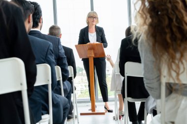 Bir grup iş adamı seminer konferansında toplanıyor. Seyirciler, çalışanların eğitim seanslarındaki eğitmenleri dinliyor. Uzman konuşmacı ile ofis çalışanları toplantısı .