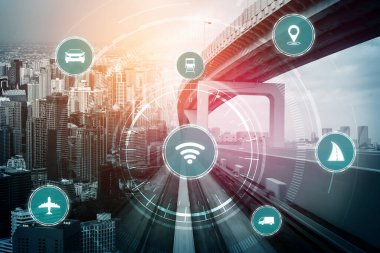 Gelecekteki araba trafiği için akıllı ulaşım teknolojisi kavramı. Sanal akıllı sistem, şehir sokaklarındaki araç verilerini birbirine bağlamak için dijital bilgi analizi yapıyor. Gelecekteki yenilik .