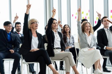 Bir grup iş adamı seminer konferansında toplanıyor. Seyirciler, çalışanların eğitim seanslarındaki eğitmenleri dinliyor. Uzman konuşmacı ile ofis çalışanları toplantısı .