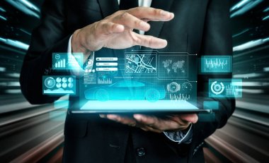 Otomobil mühendisi, sanal ekranda 3D model prototip tasarımı üzerinde çalışıyor. Akıllı araç akıllı araba konsepti.