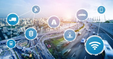 Gelecekteki araba trafiği için akıllı ulaşım teknolojisi kavramı. Sanal akıllı sistem, şehir sokaklarındaki araç verilerini birbirine bağlamak için dijital bilgi analizi yapıyor. Gelecekteki yenilik .