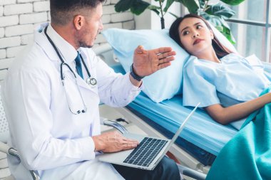 Profesyonel üniformalı doktor hastanedeki ya da klinikteki hastayı muayene ediyor. Sağlık, sağlık ve doktor hizmetleri konsepti.